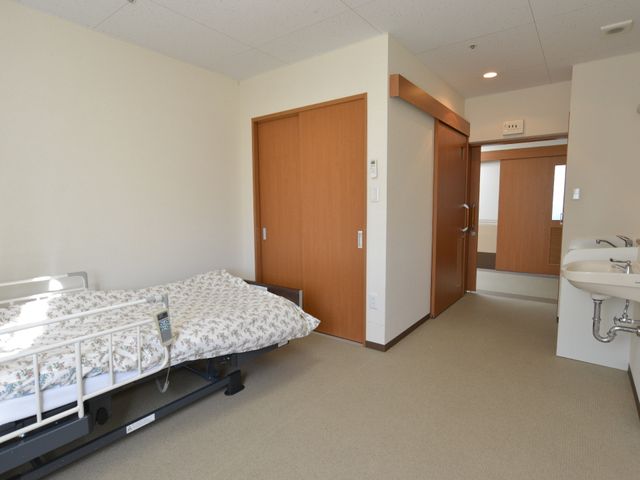 和室の居室空間 居室 広々とした居室は、ベッドと洗面台を完備しており、日々の生活に必要な機能を備えています。スタッフが常に近くで支援できる環境です。