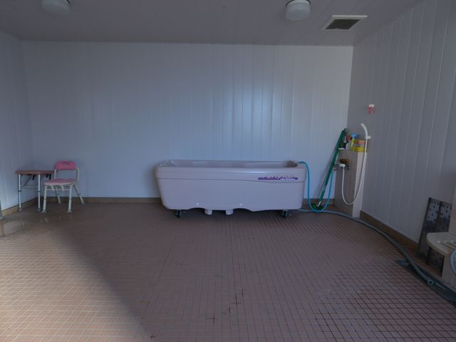 清潔な浴室の様子 浴室 広々とした浴室には、リフト付きのバスタブが設置されており、安全に配慮された設計となっています。快適な入浴を支援するための工夫が随所に見受けられます。