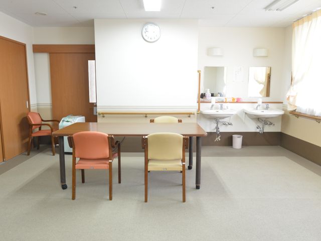 快適な居室の空間 共有スペース(談話室) 機能的に配された居室は、日光が差し込む柔らかな雰囲気。共に時を過ごす空間としてより快適です。