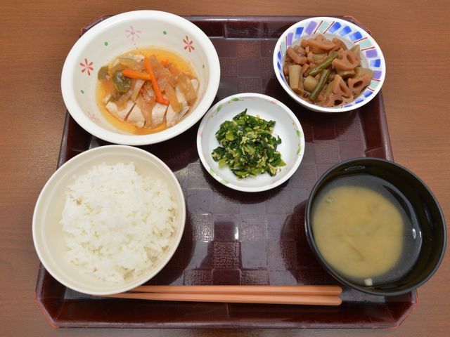 和食の彩り豊かな食事 食事 栄養バランスを考慮した彩り豊かな和食です。心を込めた手作り料理で、笑顔あふれる食時間を支援します。