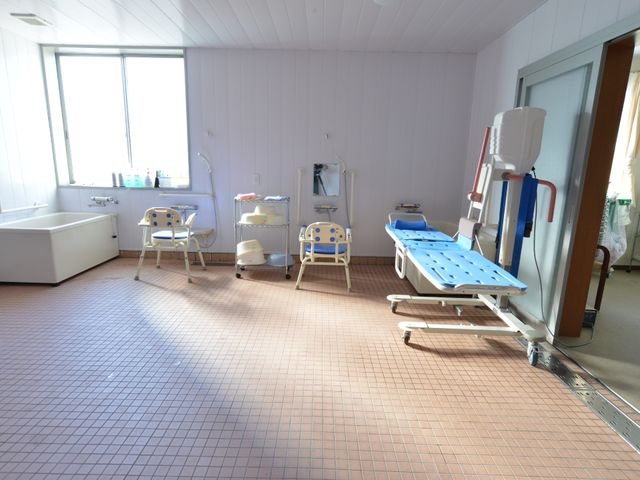 広々とした浴室の内観 浴室 日差しが差し込む開放的な浴室です。清潔感のあふれる環境で、利用者の方々の快適な入浴が支援されています。
