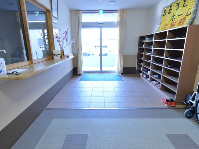 玄関ホールの清潔な空間 エントランス 清潔感のあふれる広々としたエントランスは、明るい日差しが心地よく、来訪者を温かく迎えます。靴の整然とした収納棚も設置され、整理整頓が行き届いています。