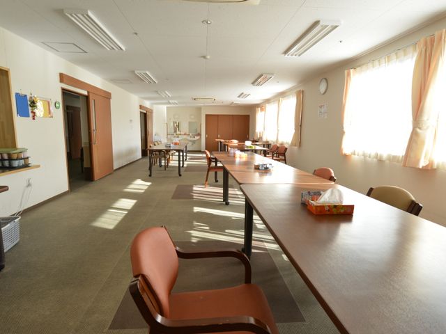 明るいダイニングの様子 食堂 日差しがたっぷりと入る食堂で、ゆったりとした食事の時間を提供しています。椅子とテーブルが配置され、温かみのある空間が広がっております。
