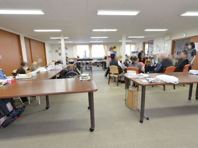 活気ある多目的室 談話室 広々とした共有スペースでは、利用者が様々な活動を楽しんでいます。日々のコミュニケーションが充実している様子が伝わってきます。