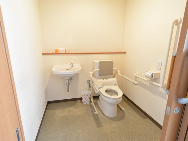 バリアフリートイレ トイレ 手すり付きで安全に配慮された清潔なトイレです。安心してお使いいただける設備が整っております。