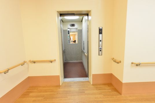 廊下とエレベーター入口