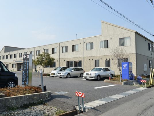 広々とした施設の外観