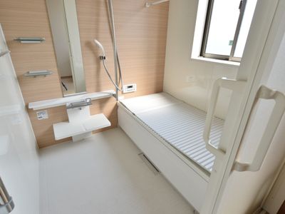 バリアフリー設計の浴室