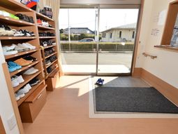 エントランス靴棚と入口