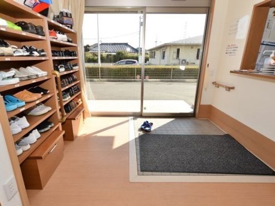 玄関の明るい靴箱エリア
