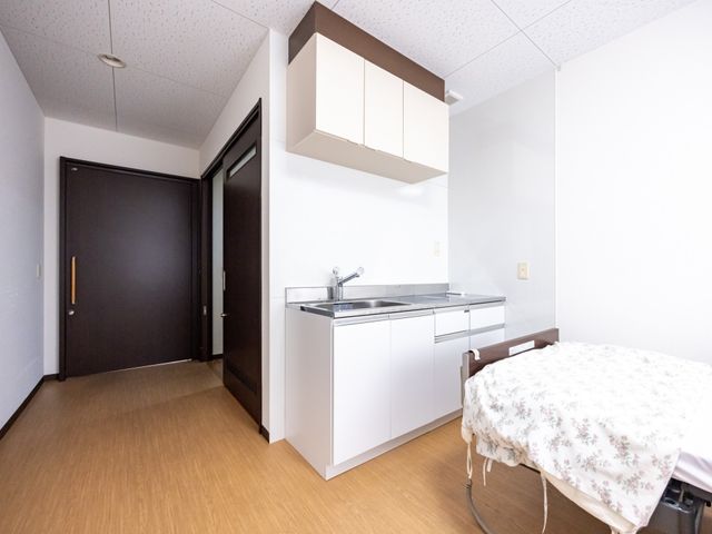 居心地の良い居室 居室 シンプルで清潔感のある居室です。実用的なキッチンや広々としたスペースが魅力的です。