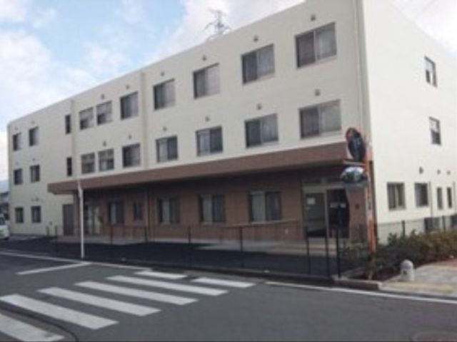 清潔感のある建物外観 外観 ゆとりあるスペースを持つ、シンプルで清潔感のあふれる建物です。通りに面しており、周囲のアクセスも良好です。