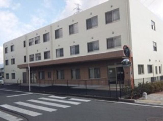 清潔感のある建物外観 外観 ゆとりあるスペースを持つ、シンプルで清潔感のあふれる建物です。通りに面しており、周囲のアクセスも良好です。