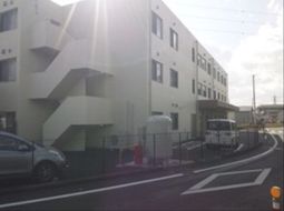 明るい日差しの建物外観
