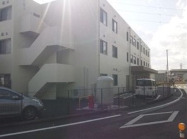 明るい日差しの建物外観
