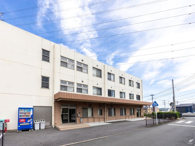 広々とした外観 外観 ゆったりとした空間を持つ建物の正面です。バリアフリー設計により、どなたでも安心してご利用いただけます。