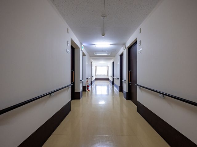 広々とした明るい廊下 廊下 手すりの付いた安全な廊下が見受けられ、ゆったりとした移動が可能です。