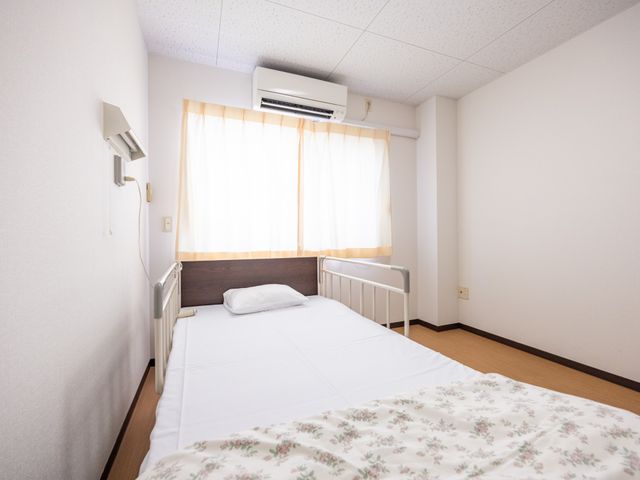 落ち着いた雰囲気の居室 居室 ゆったりとしたベッドが設置された居室です。明るい窓辺で、安らぎのひとときを過ごせます。