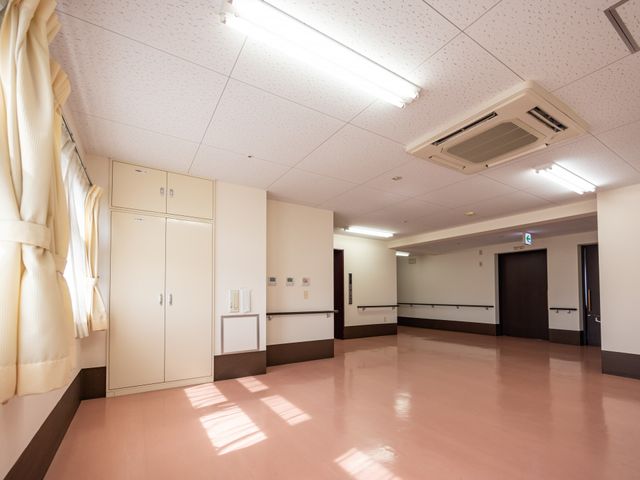 ゆったりした居室空間 廊下 ゆとりのある広々とした居室空間です。手すりが壁に沿って設置され、安全にお過ごしいただけます。
