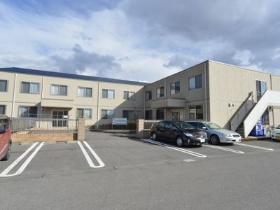 広々とした駐車場の外観