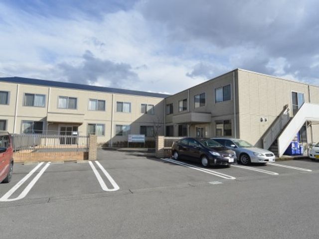 広々とした駐車場の外観 外観 明るく開放的な空間が広がる外観です。便利な駐車スペースを完備しており、来訪が快適です。