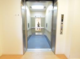 清潔な廊下のエレベーター