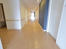 明るい廊下の景観