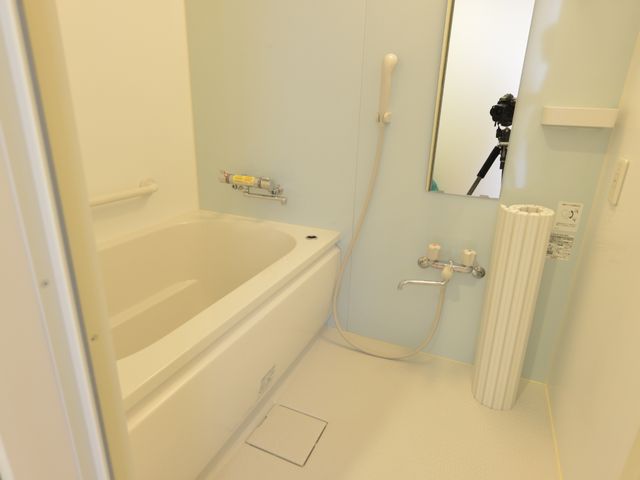 浴室の設備と手すり 清潔感溢れる浴室 安全に配慮された設計の浴室です。手すりや滑りにくい床面で、安心してご利用いただけます。