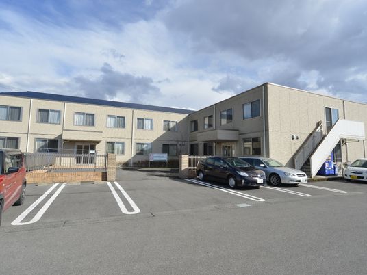 広々駐車場のある建物外観