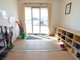 明るいエントランスの様子