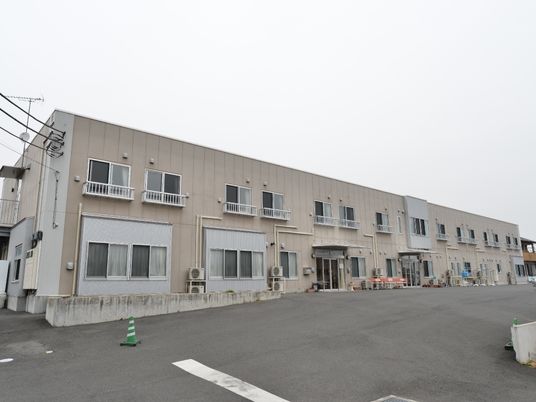 たたずむ建物の外観