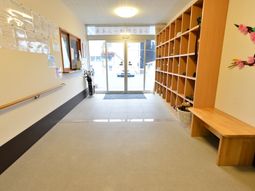 入口付近の明るい空間