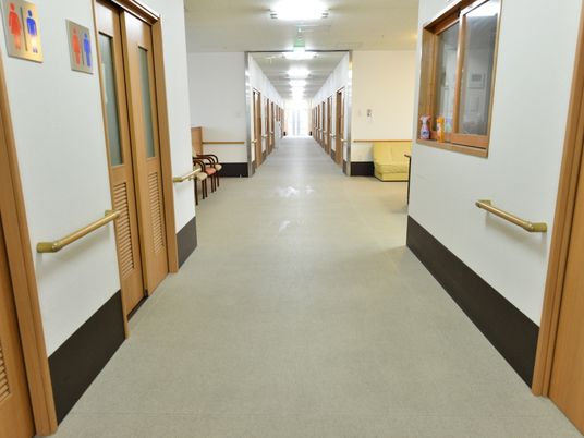 清潔で広い施設の廊下