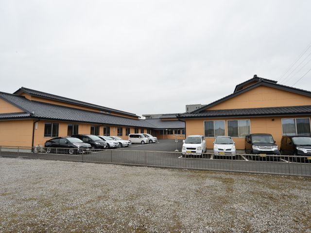 和風の落ち着いた外観 施設の外観 広々とした駐車スペースが特徴の和風建築です。ゆったりとした環境での業務をご希望の方に適しています。