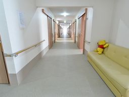 廊下にベンチと手すり