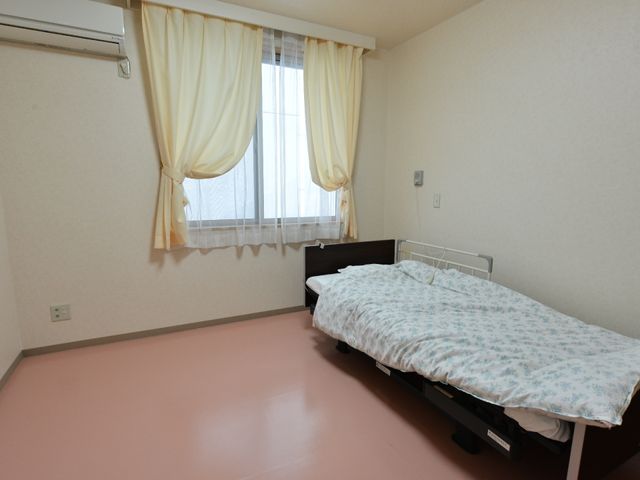 清潔な個室の居室 居室3 ゆとりある空間の居室は、明るい自然光が差し込み、穏やかな時間をお過ごしいただけます。必要な設備が整っており、快適な生活を支援します。