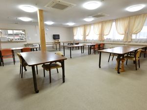 広々とした明るい食堂