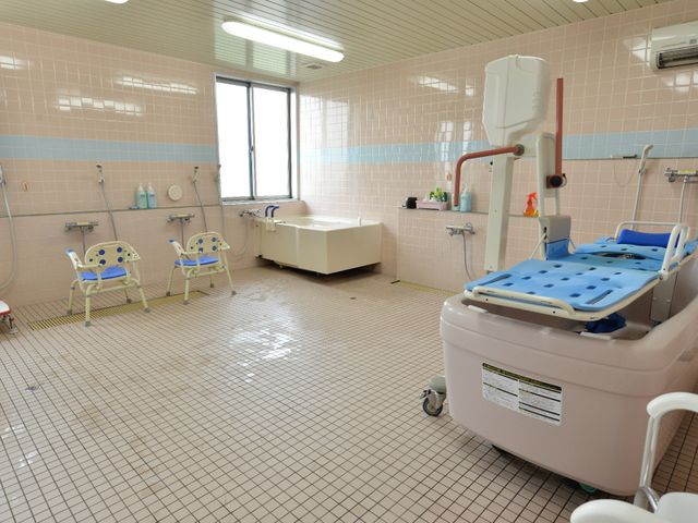 広々とした清潔な浴室 浴室スペース2 安心してご利用いただける充実した設備の浴室です。明るい窓辺にはリラックスできる浴槽があります。