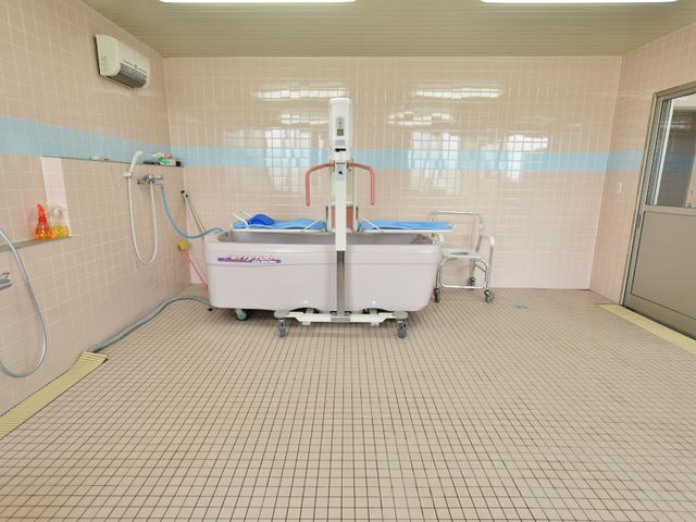 清潔な浴室設備 浴室スペース3 ゆったりとした空間の浴室で、安全かつ快適な入浴がサポートされます。設備は清潔に保たれ、バリアフリー設計が施されています。