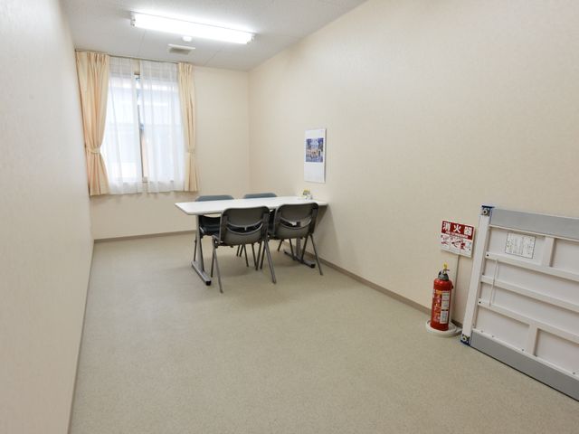 シンプルな多目的スペース 面談スペース ゆったりとした空間のある部屋で、集まりや作業に適しています。明るい窓辺が日中の活動を支えます。