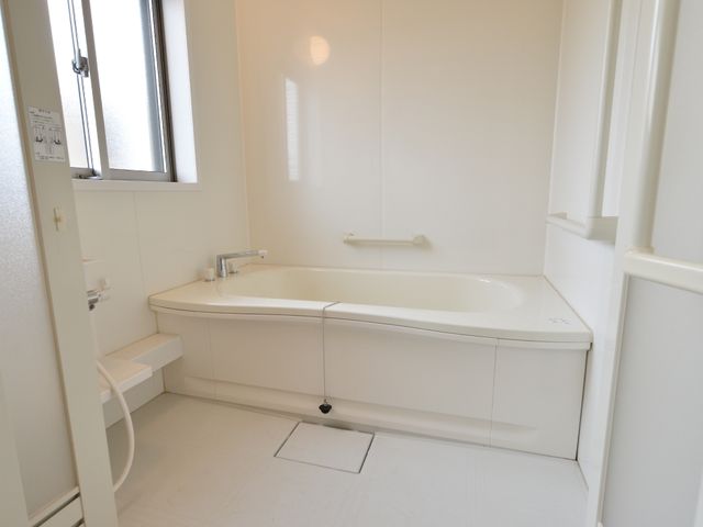 手すり付き浴室 浴室 安全に配慮された設計の明るい浴室です。手すりや広々としたスペースで、入浴の際も安心してご利用いただけます。