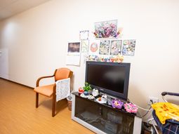 テレビと装飾のある居室