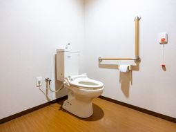 バリアフリー設計のトイレ