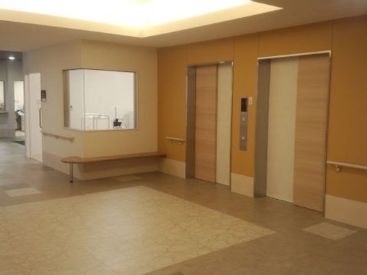 明るい廊下のエレベーター