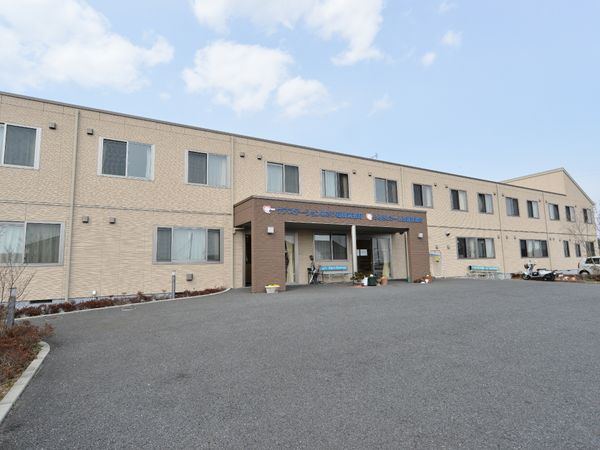 広々した施設の外観
