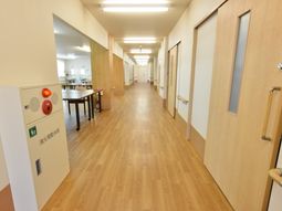 広く明るい施設の廊下