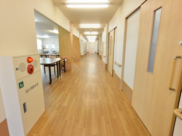 広く明るい施設の廊下