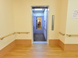 廊下とエレベーターの入り口