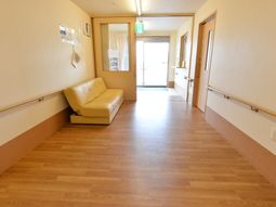 廊下にソファのある景色