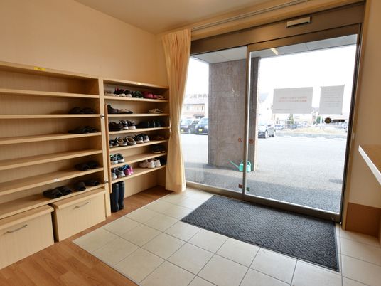 靴棚のある明るいエントランス